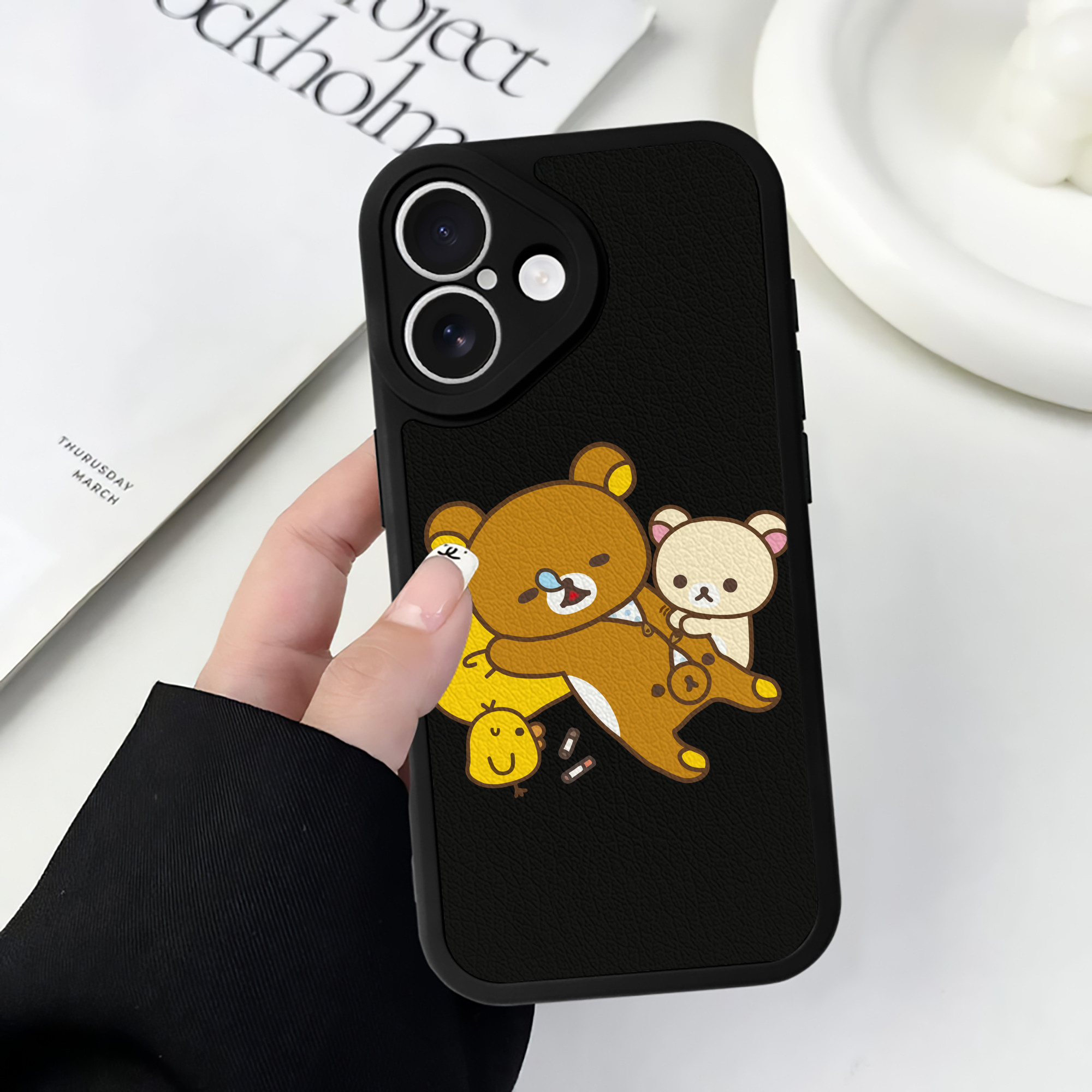 （画像用） リラックマ リラックマ キイロイトリ Rilakkuma Korilakkuma Kiiroitori 【iPhone 16シリーズ対応】シリコンスマホケース（レザー調） 材質：シリコン